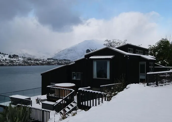 Queenstown Lakefront Dream 4 Bed