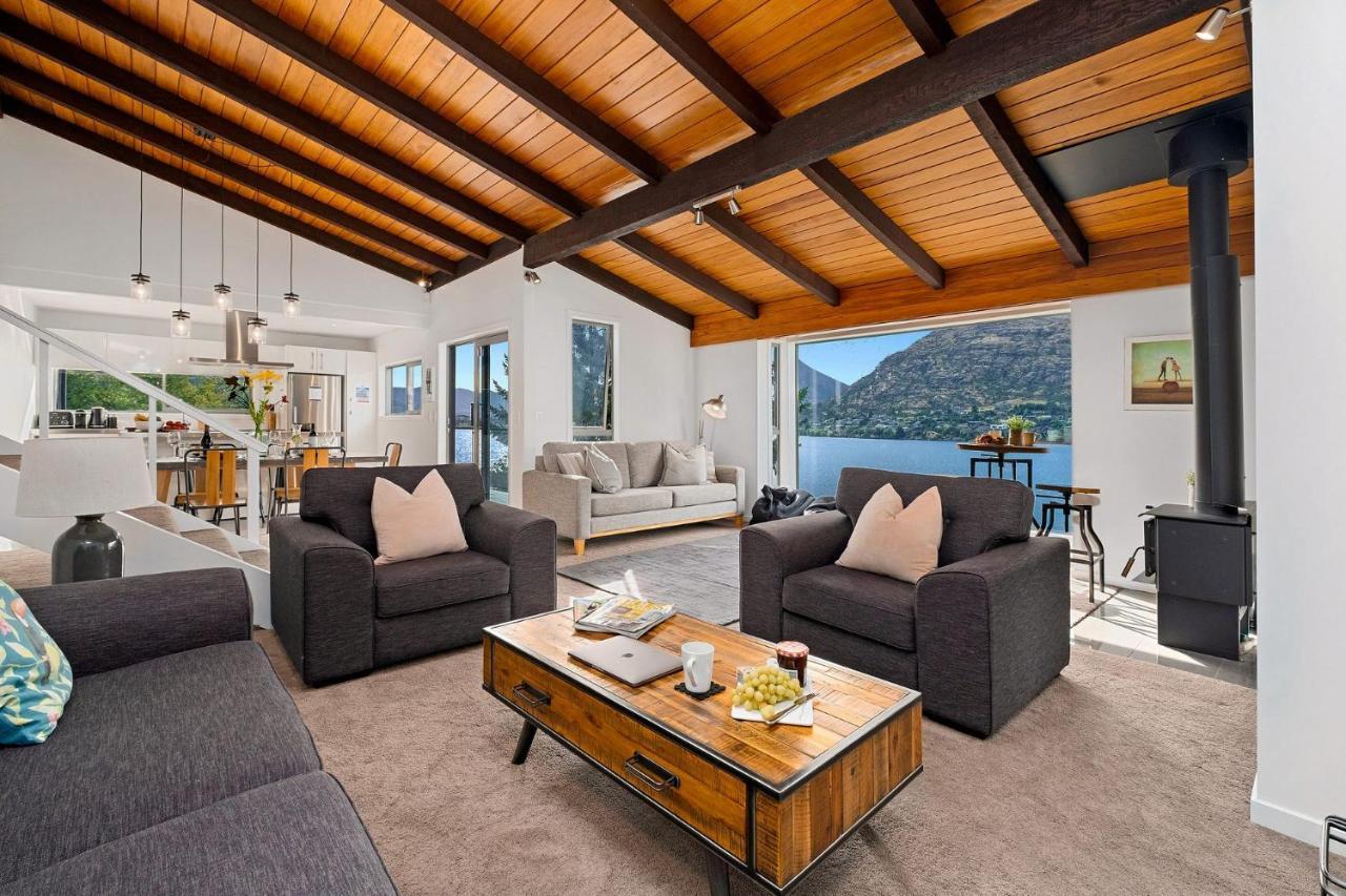Lakefront Dream 4 Bed Holiday home Queenstown